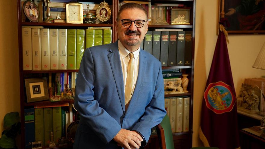 El cronista oficial de Córdoba aconseja en su dictamen restituir el escudo del león rampante