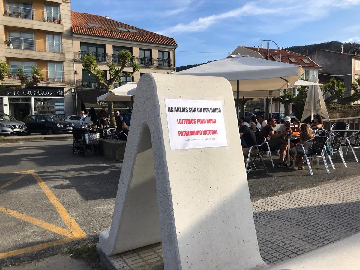 Uno de los carteles de protesta colocados estos días por la Asociación Anduxía en el entorno de la playa de Banda do Río.