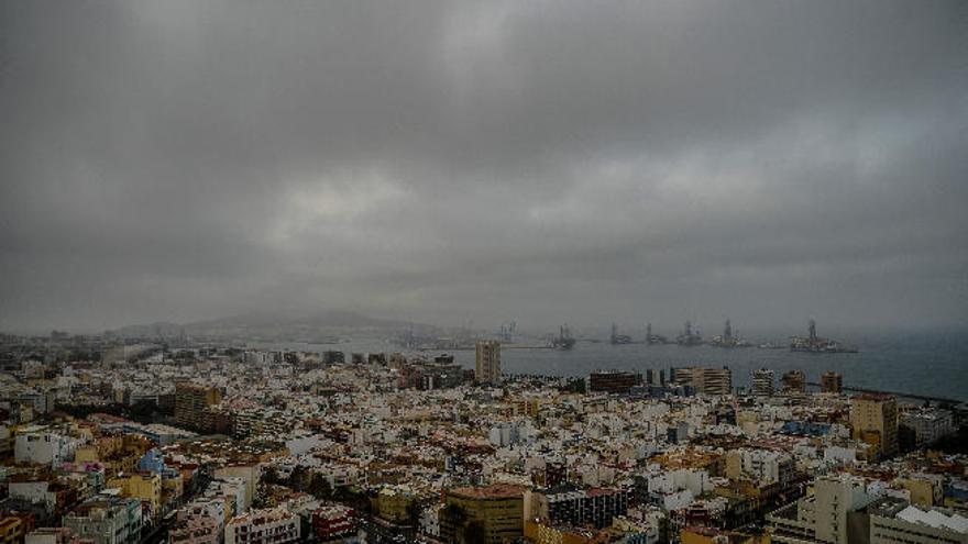 Vista de la capital grancanaria ayer, bajo la calima y la potente panza de burro.