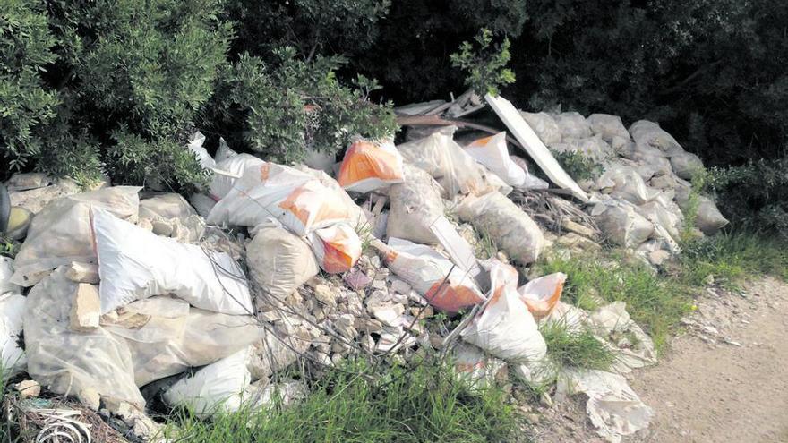 Escombros acumulados en un camino de Palma.