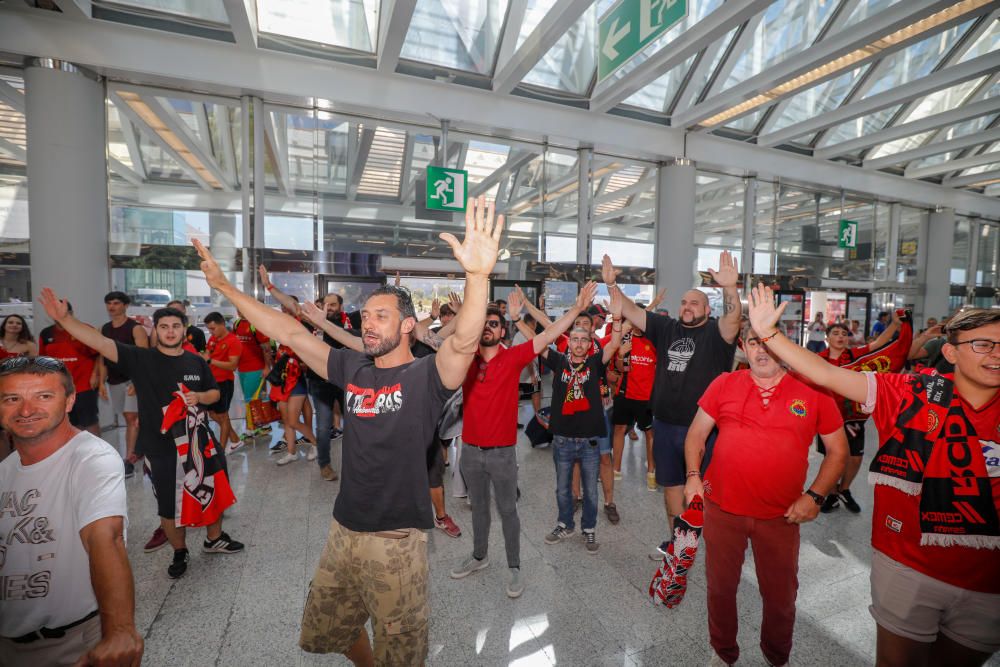 Aficionados despiden al Mallorca en Son Sant Joan: "Vamos a acender a Primera"