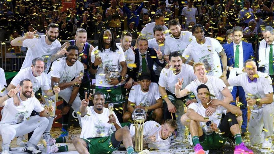 Los jugadores del Unicaja celebran su tercera Copa del Rey tras ganar al Real Madrid en Gran Canaria. | EFE