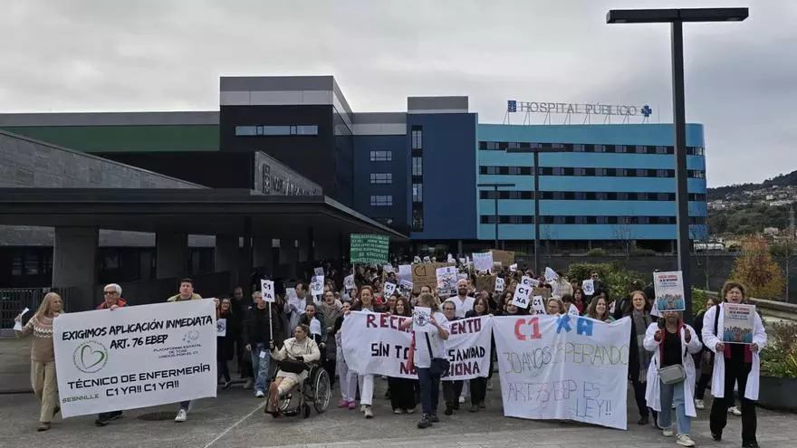 Protesta de las auxiliares de Enfermería a las puertas del Álvaro Cunqueiro para reclamar su reclasificación profesional al grupo C1