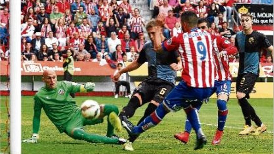 Una acció del partit entre l&#039;Sporting i el Sabadell del passat diumenge a Gijón.