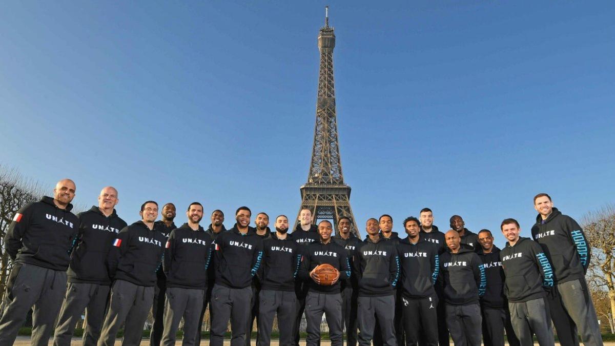 Los Charlotte Hornets se hacen una foto delante de la Torre Eiffel