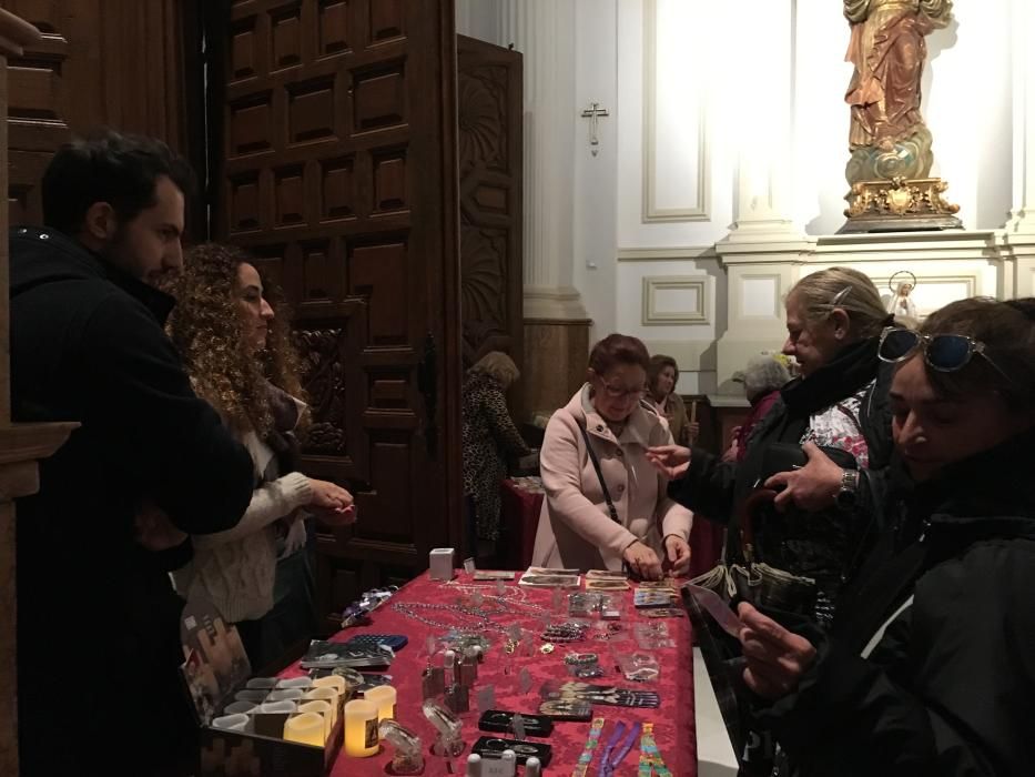 Cientos de malagueños acuden a rendirle devoción al Cristo de Medinaceli pese a la lluvia.