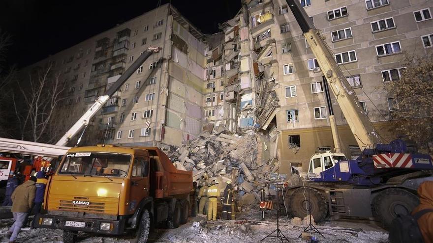 Hallada viva una bebé bajo los escombros de un edificio en Rusia