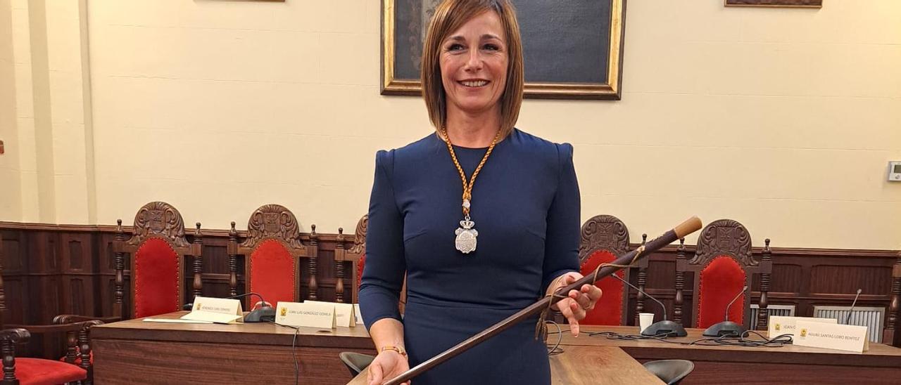 Fina Linares posa con la vara de alcaldesa tras finalizar el pleno del sábado en Alcúdia.