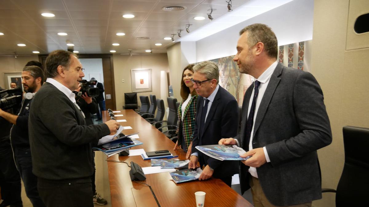 Ismael Crespo (i) entrega el barómetro de invierno a diputados del Partido Popular.