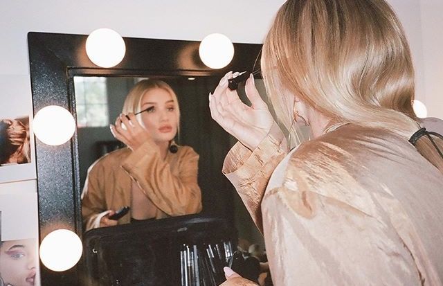 Rosie Huntington-Whiteley, maquillándose
