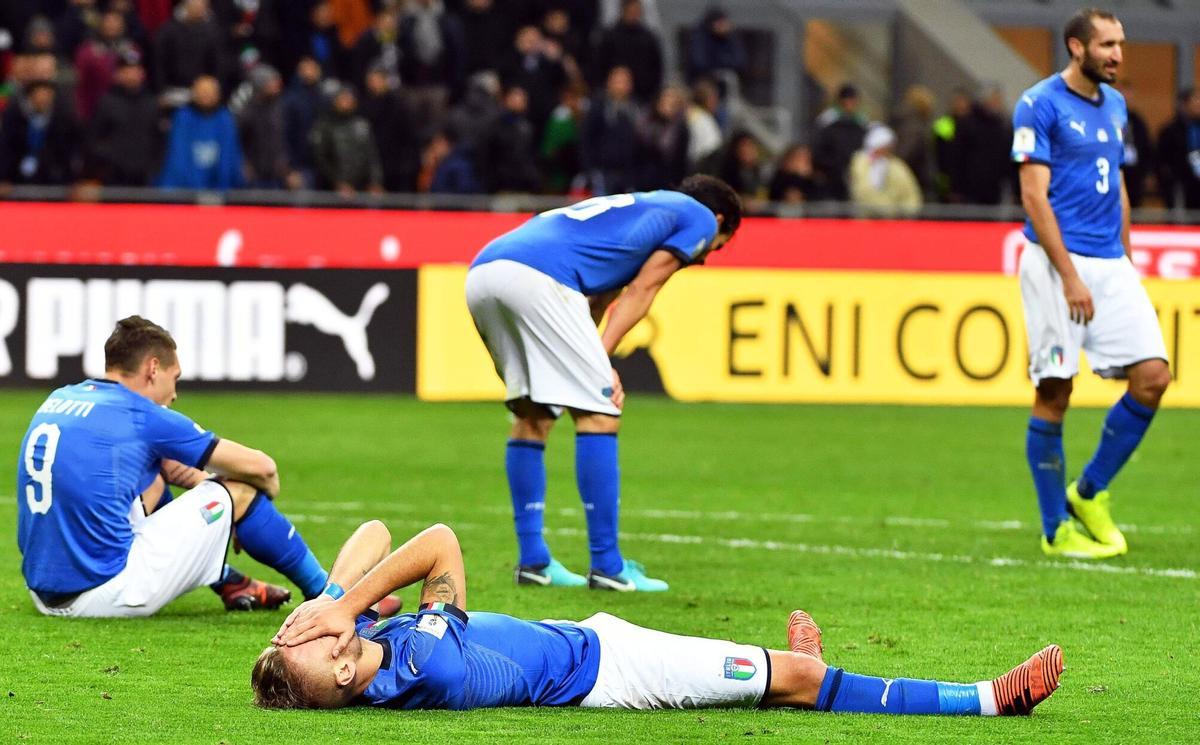 IT26. MILÁN (ITALIA), 13/11/2017.- Los jugadores de Italia muestran su abatimiento durante la eliminatoria de clasificación para la Copa Mundial de la FIFA 2018, en el partido de fútbol de vuelta entre Italia y Suecia, hoy, lunes 13 de noviembre de 2017, en el estadio Giuseppe Meazza de Milán (Italia). EFE/DANIEL DAL ZENNARO