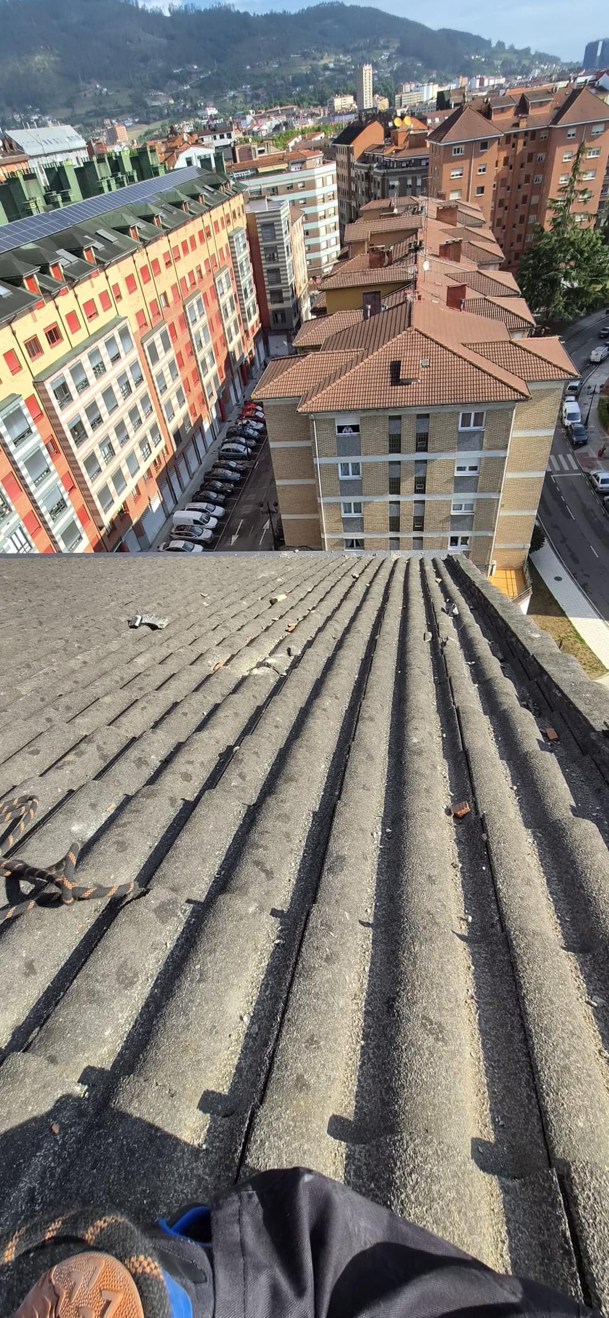 El tejado y las placas solares del edificio tras el impacto.