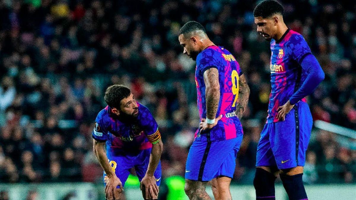Depay habla con Alba y Araujo antes de tirar la falta que casi marca ante el Galatasaray.