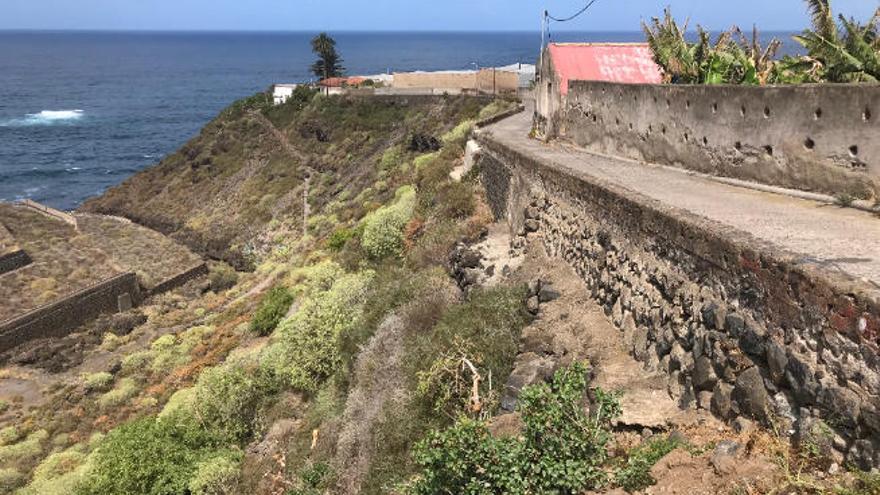 La carretera de acceso a la playa orotavense de El Bollullo, en el paraje agrícola protegido de El Rincón.