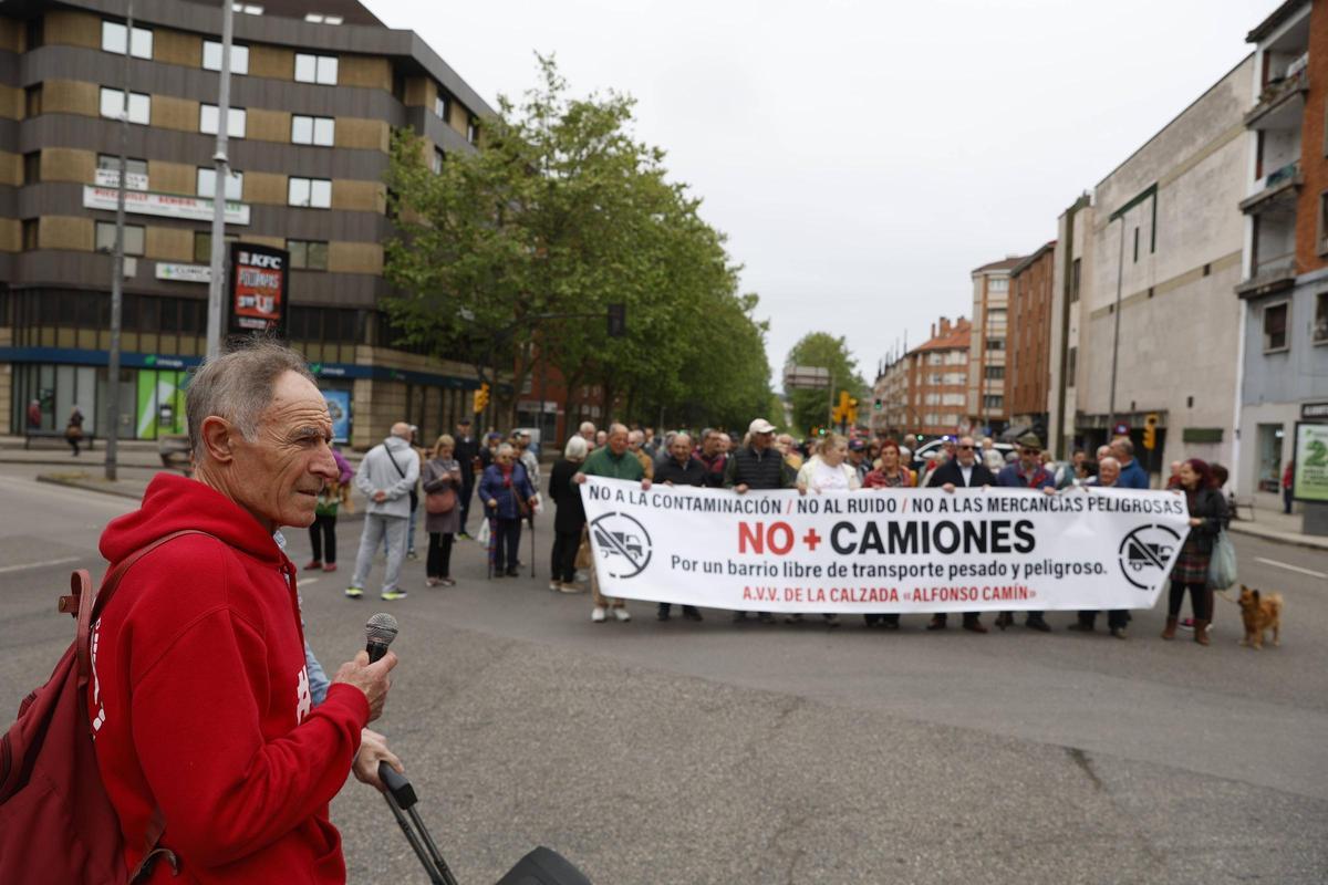 La protesta vecinal de La Calzada por los camiones en el barrio, en imágenes La protesta vecinal de La Calzada por los camiones en el barrio, en imágenes