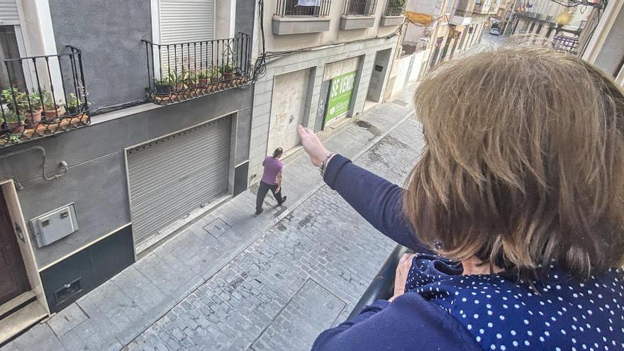 Una mujer recrimina a un hombre que pasea por la calle el que haya salido sin motivo de su domicilio y sin protección.