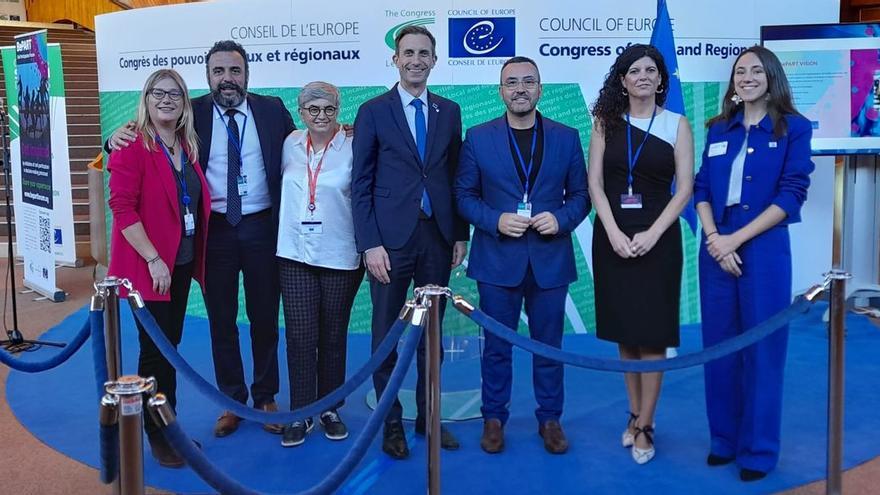 Integrantes de la delegación española en el Congreso de Poderes Locales y Regionales del Consejo de Europa liderado por Benlloch, junto a la representante de los jóvenes, Elena Maso.