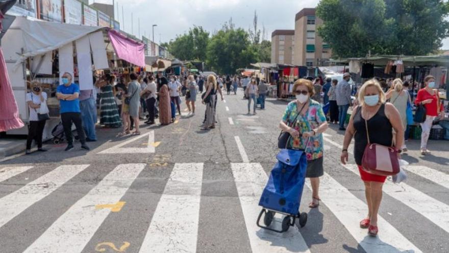 Los puestos de los mercadillos de Cartagena vuelven a sus lugares previos a la pandemia