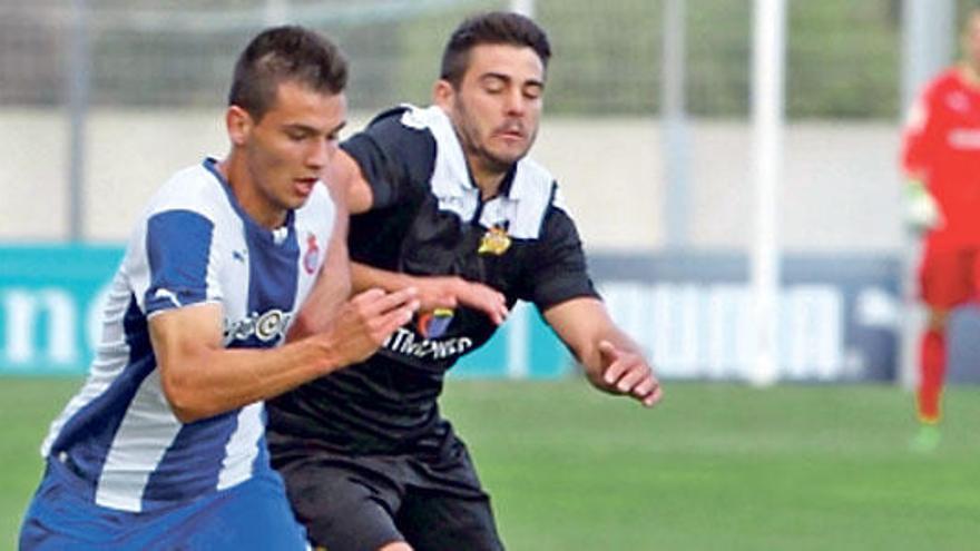 Un jugador del Constancia lucha por el balón con un rival.