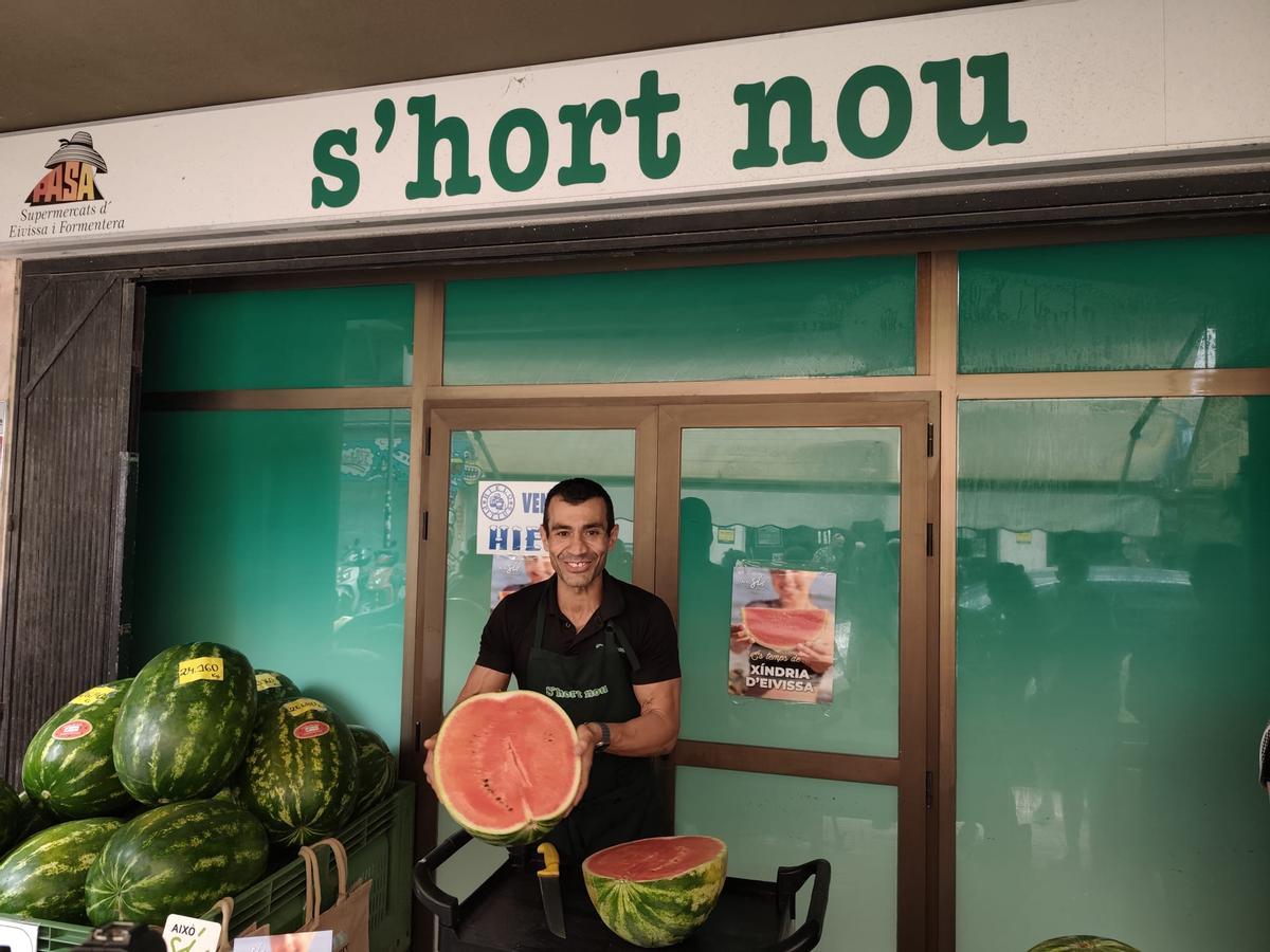 Un trabajador de s'Hort Nou con una sandía recién cortada
