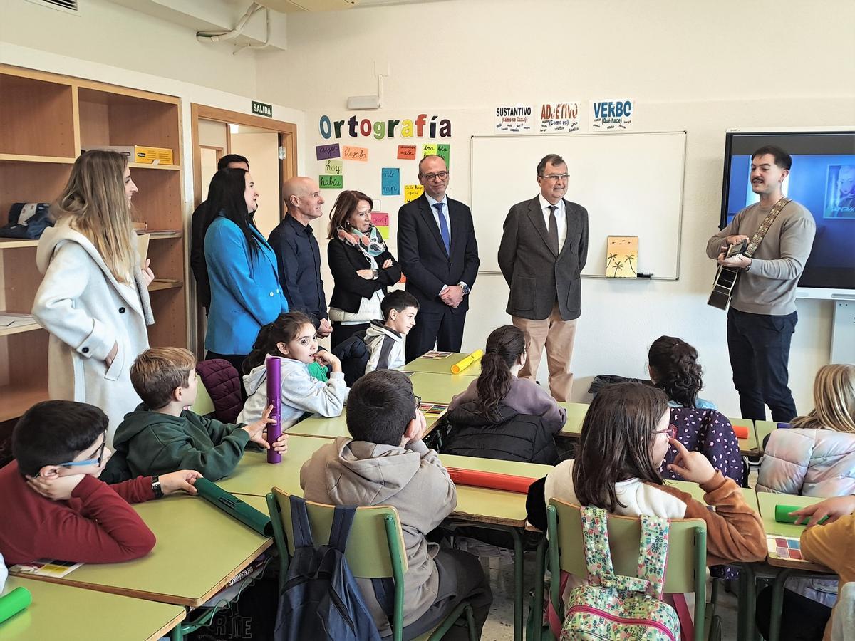 El alcalde de Murcia y el consejero de Educación visitaron el pabellón de Primaria tras las obras.