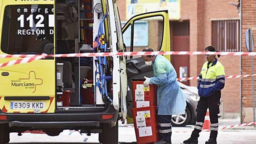 Llegada de una ambulancia con muestras al hospital de La Arrixaca de Murcia.