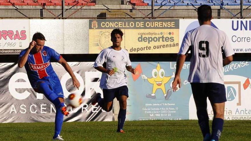 Un lance del partido disputado entre la UD Ourense y el Santa Teresita. // Jesús Regal