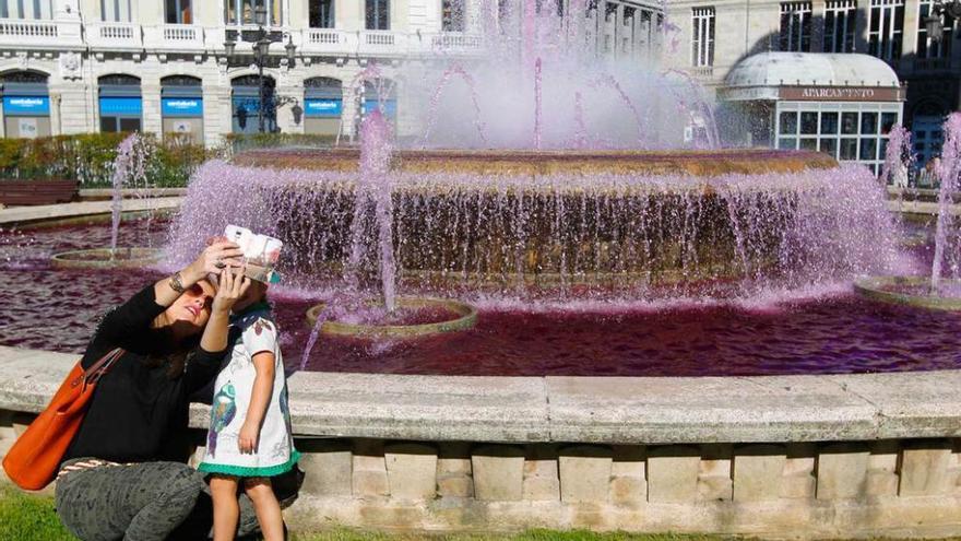 Las fuentes de la ciudad se tornan rosas contra el cáncer de mama