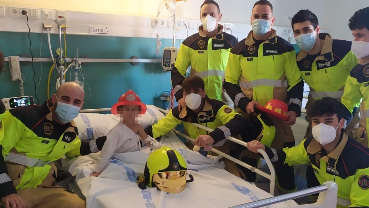 Los bomberos de Zamora hacen regalos a niños hospitalizados en el Virgen de la Concha.