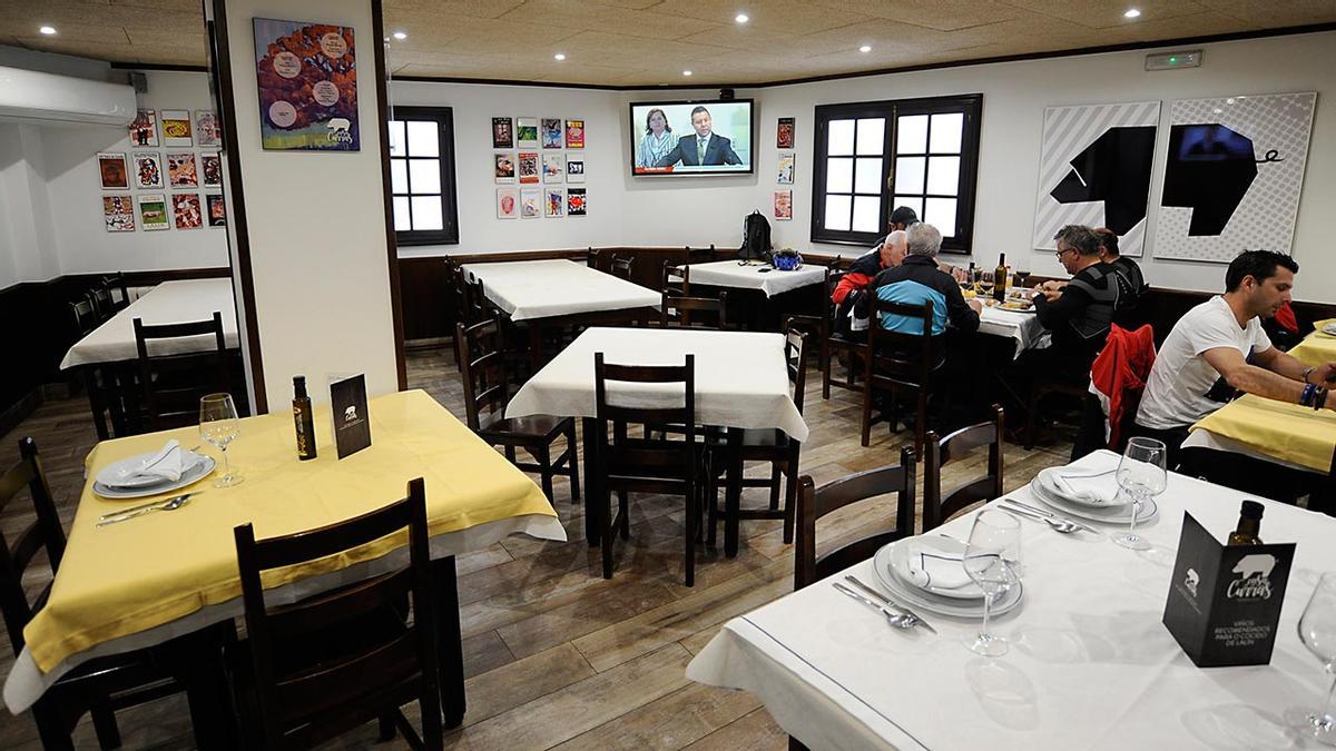 Salón de un restaurante en Galicia vacío como consecuencia de la pandemia