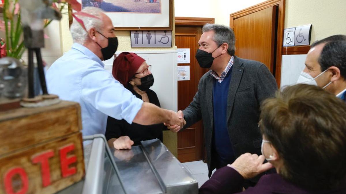 Juan Espadas, durante su visita al Centro de Participación Activa de Mayores de Antequera