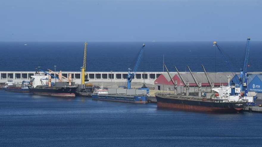 Muelle de Langosteira en Arteixo, donde Repsol ha empezado a instalarse.