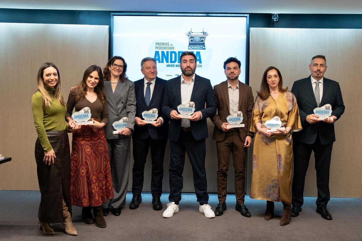 David López Frías (centro) y el resto de los premiados en los premios Javier Navarro de Periodismo