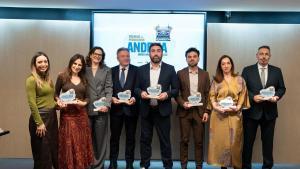 David López Frías (centro) y el resto de los premiados en los premios Javier Navarro de Periodismo