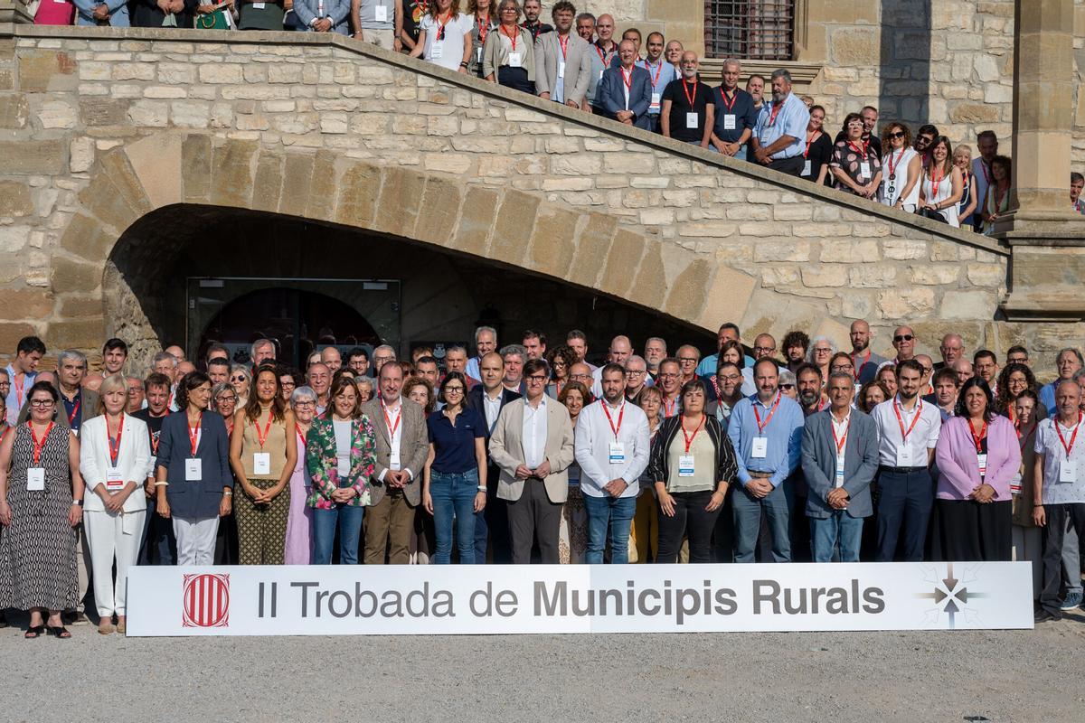 El presidente de la Generalitat de Cataluña, Salvador Illa (c) posa para la foto de familia del II Encuentro de Municipios Rurals este sábado en Els Comdals de Cervera, Lleida. EFE/ Alex López