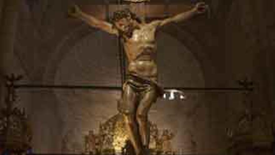 Talla del Cristo del Amparo suspendida bajo el crucero de la Colegiata en la exposición Aqva.
