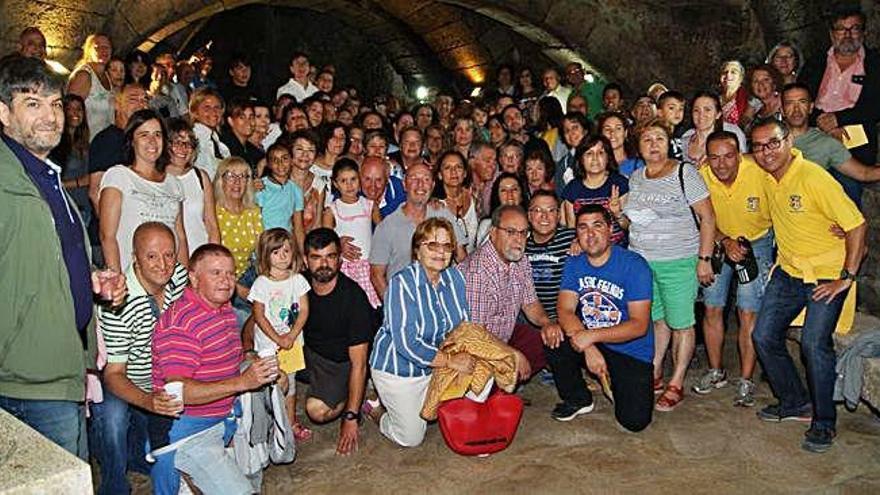 Participantes en el Certamen en el interior de una de las bodegas visitadas ayer en Fermoselle.