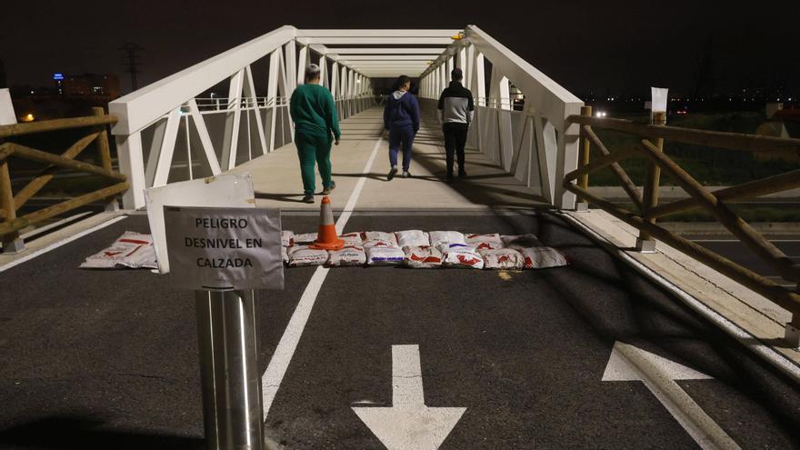 Una vecina denuncia al ayuntamiento tras caerse en la pasarela de Benimàmet