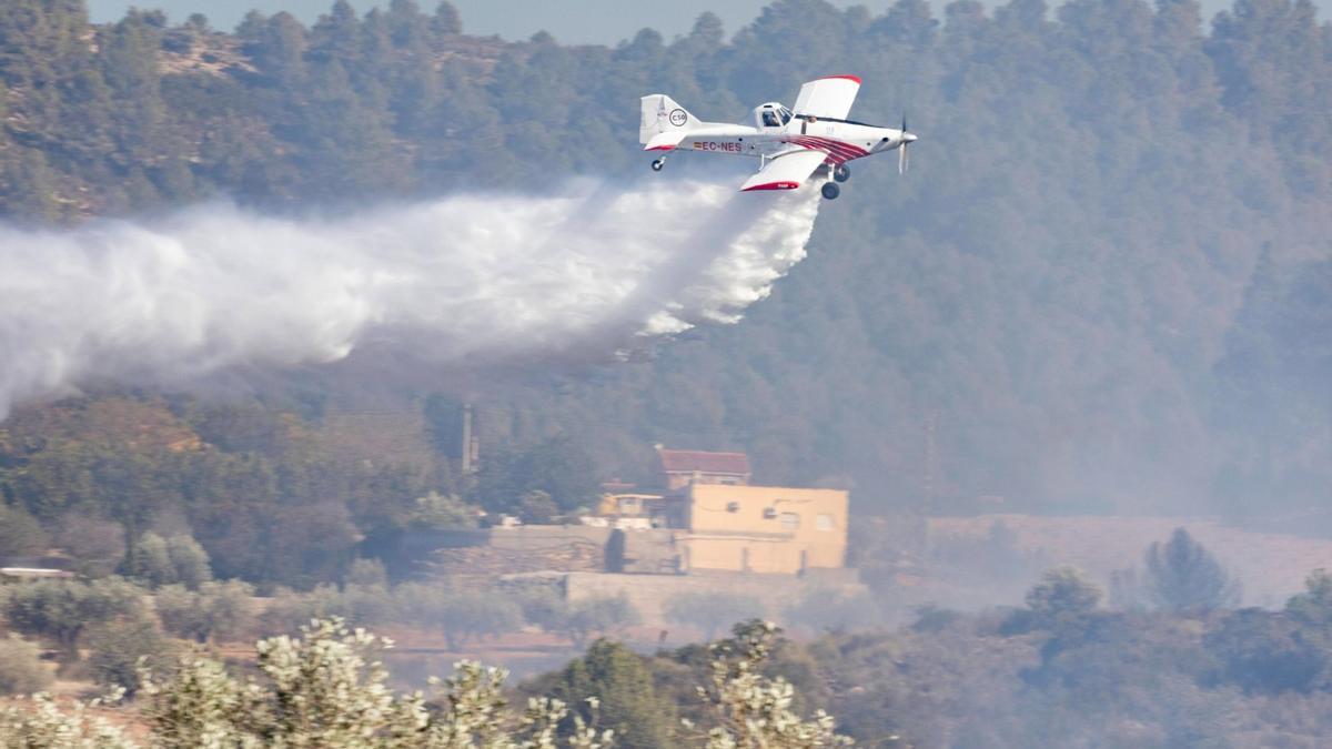 Un avión de extinción, sobrevolando un incendio en una imagen de archivo.