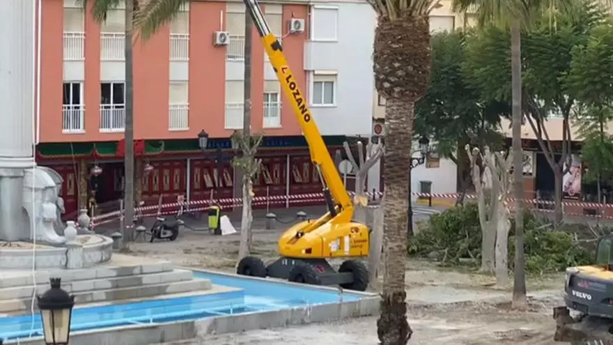 Fuengirola inicia la reforma de la plaza de la que retirará el triunfo de San Rafael financiado por Gómez