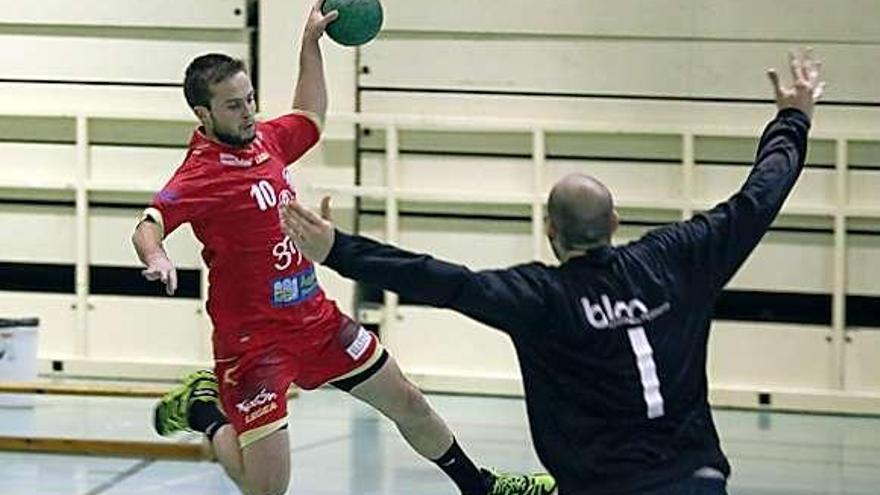 Nacho Huerta trata de superar a Molina, portero del Pozoblanco.