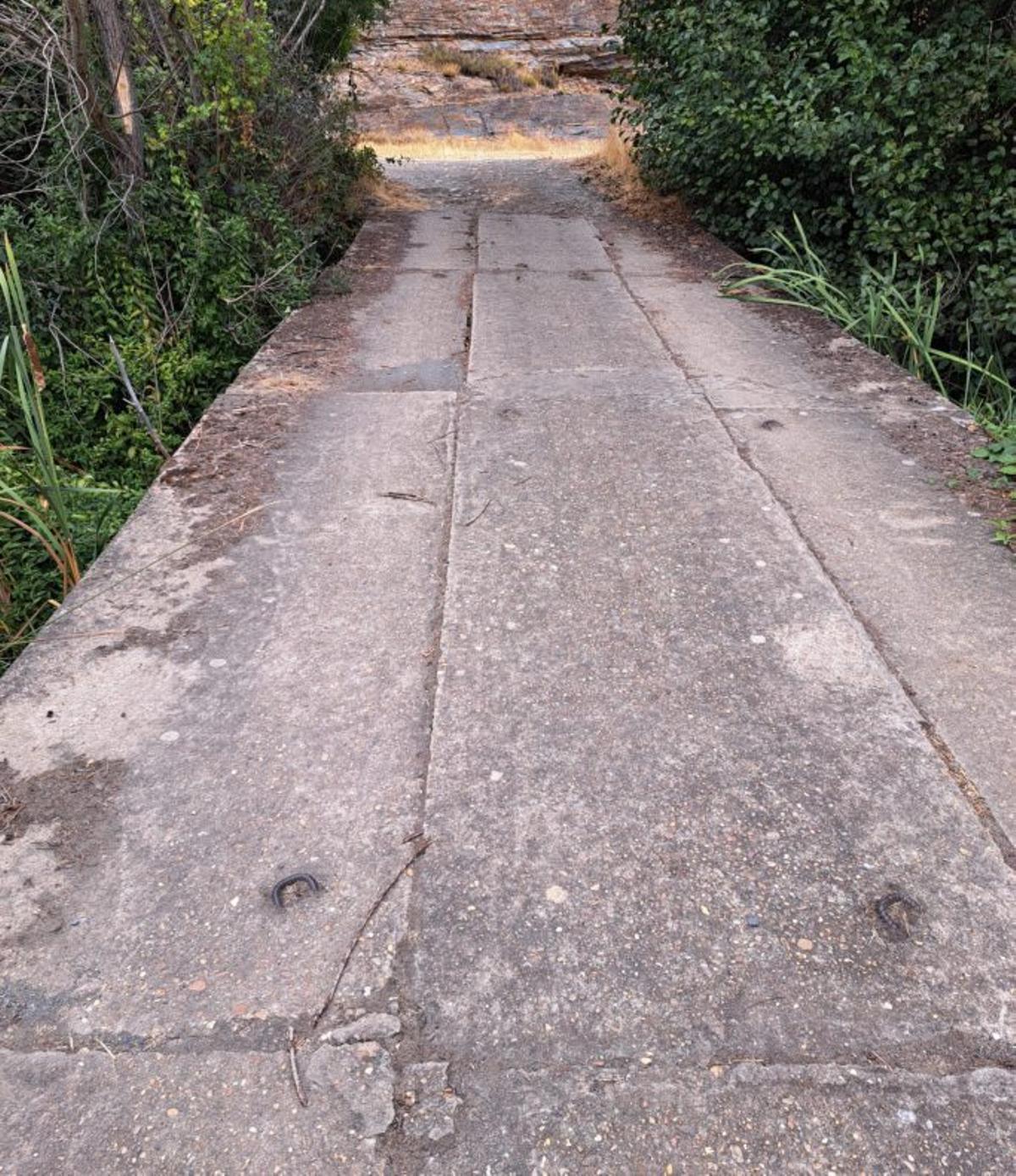 El puente "Las Horretinas" sobre el río Frío se hunde tras el incendio de Valer