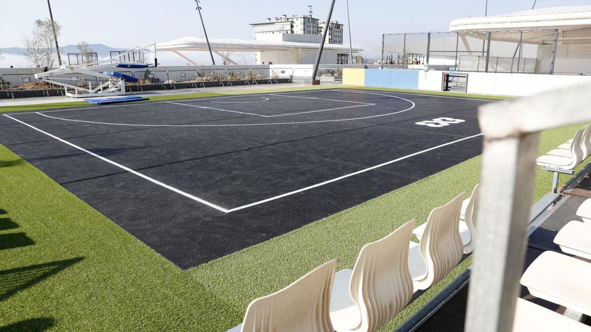 Estado del montaje de las pistas de baloncesto 3x3 en la plaza superior de Vialia. |   // JOSÉ LORES