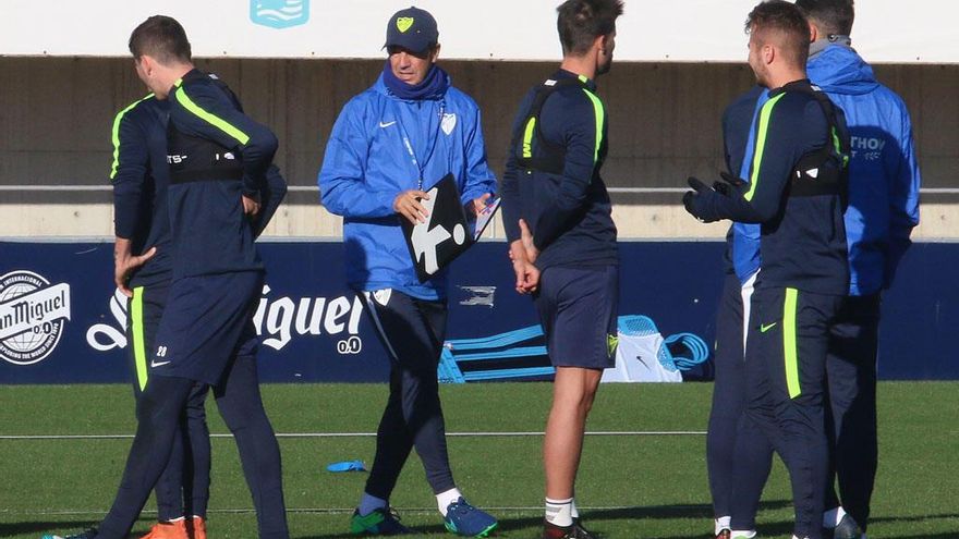 José González, dirigiendo al equipo en la sesión matinal de ayer en el Estadio de Atletismo.