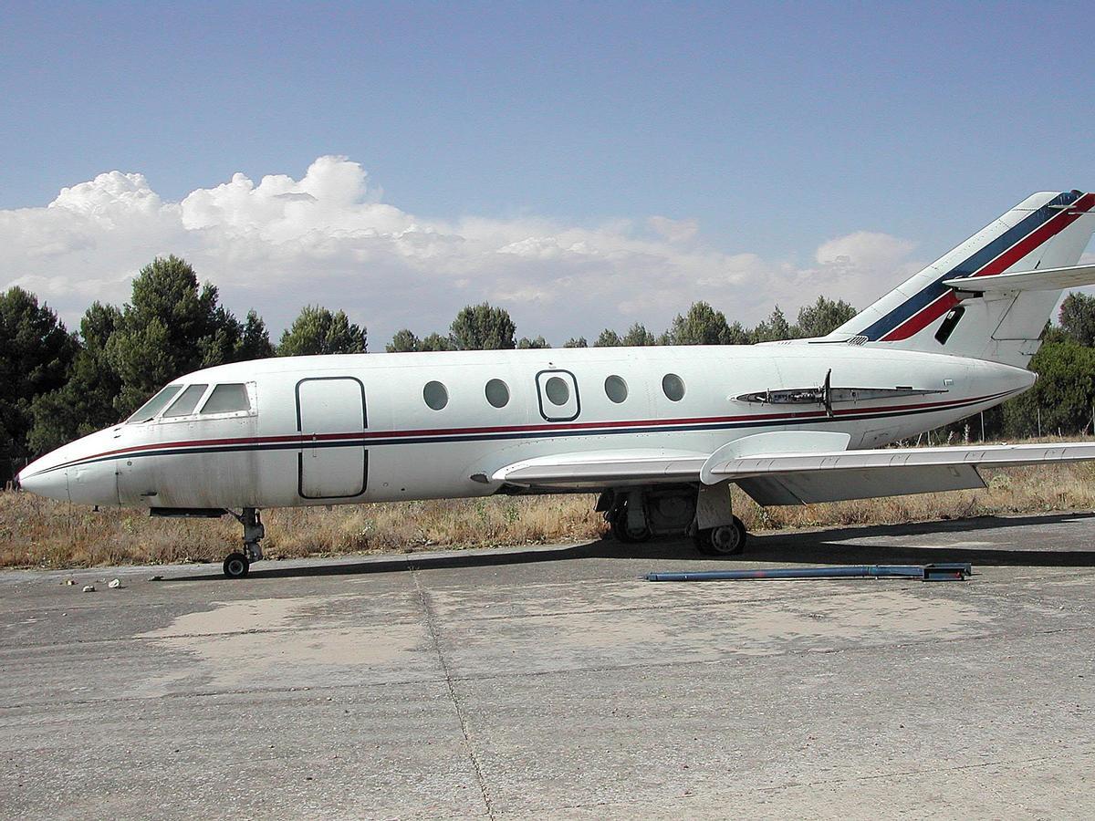 Imagen de un avión Falcón abandonado en el aeropuerto Adolfo Suárez Madrid-Barajas durante años y que AENA sacó a subasta en 2005.