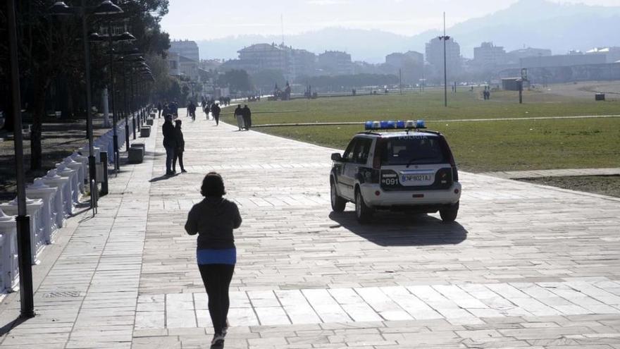 Un vehículo policial recorre el paseo de la playa de A Concha, en Vilagarcía de Arousa Noé Parga