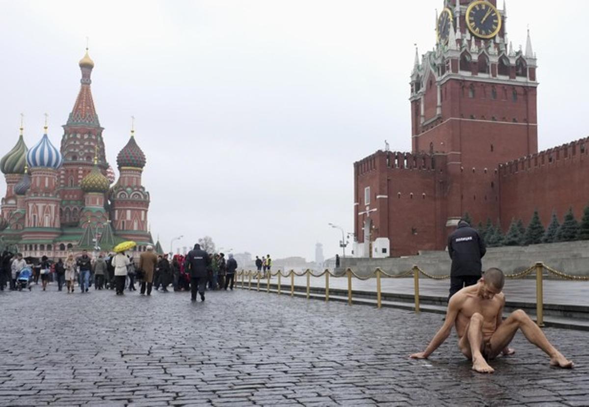 Piotr Pavlenski, durant la seva acció de protesta contra el Kremlin a la plaça Roja de Moscou Piotr Pavlenski, durant la seva acció de protesta contra el Kremlin a la plaça Roja de Moscou