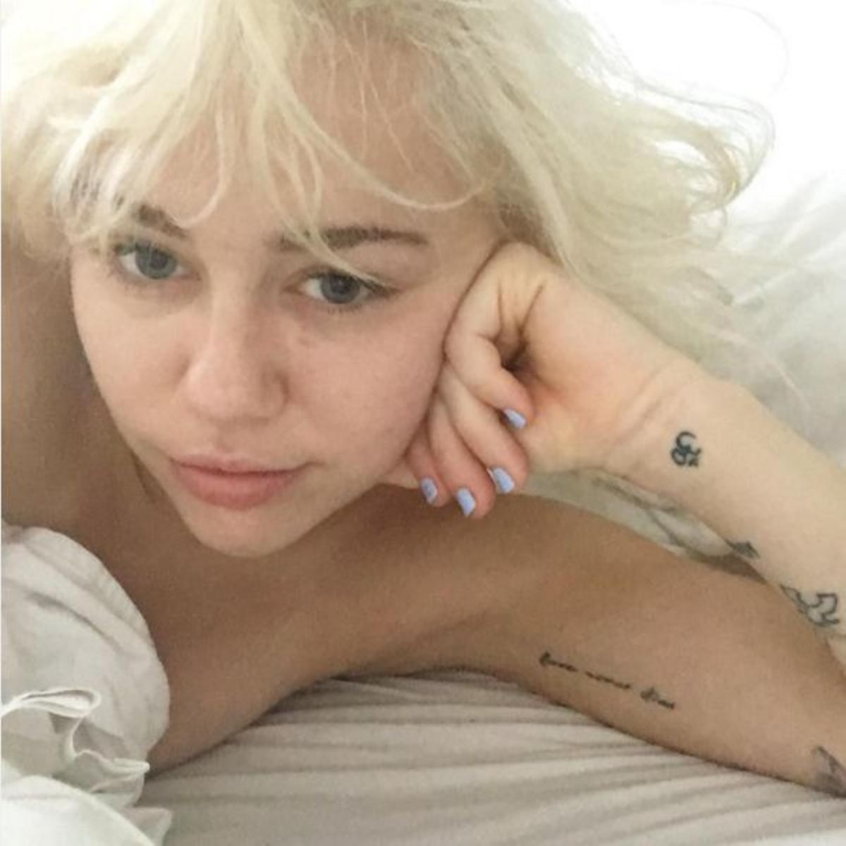 Miley enseña su símbolo 'Om'