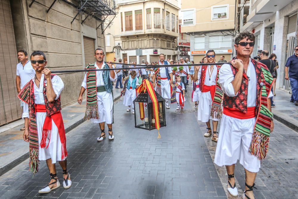 Centenares de callosinos participaron ayer en la tradicional comitiva por las principales calles del municipio vestidos con sus trajes huertanos.