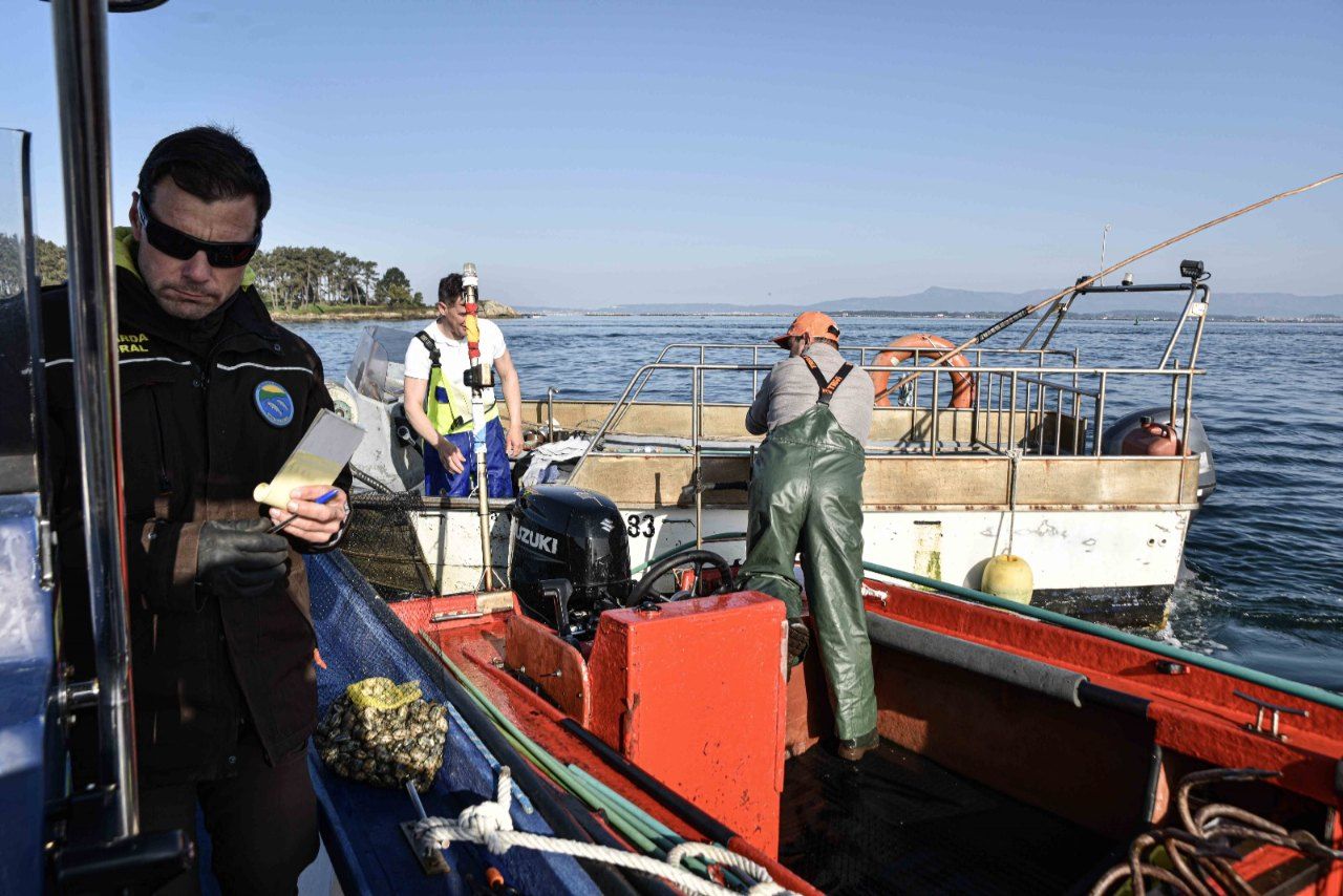 Mariscadores a flote (rañeiros) en el entorno de A Toxa (O Grove).